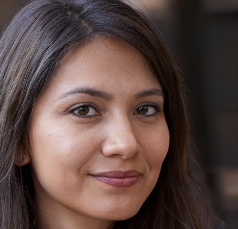 Portrait of Macarena Villanueva, Financial Director discussing long-term business strategy