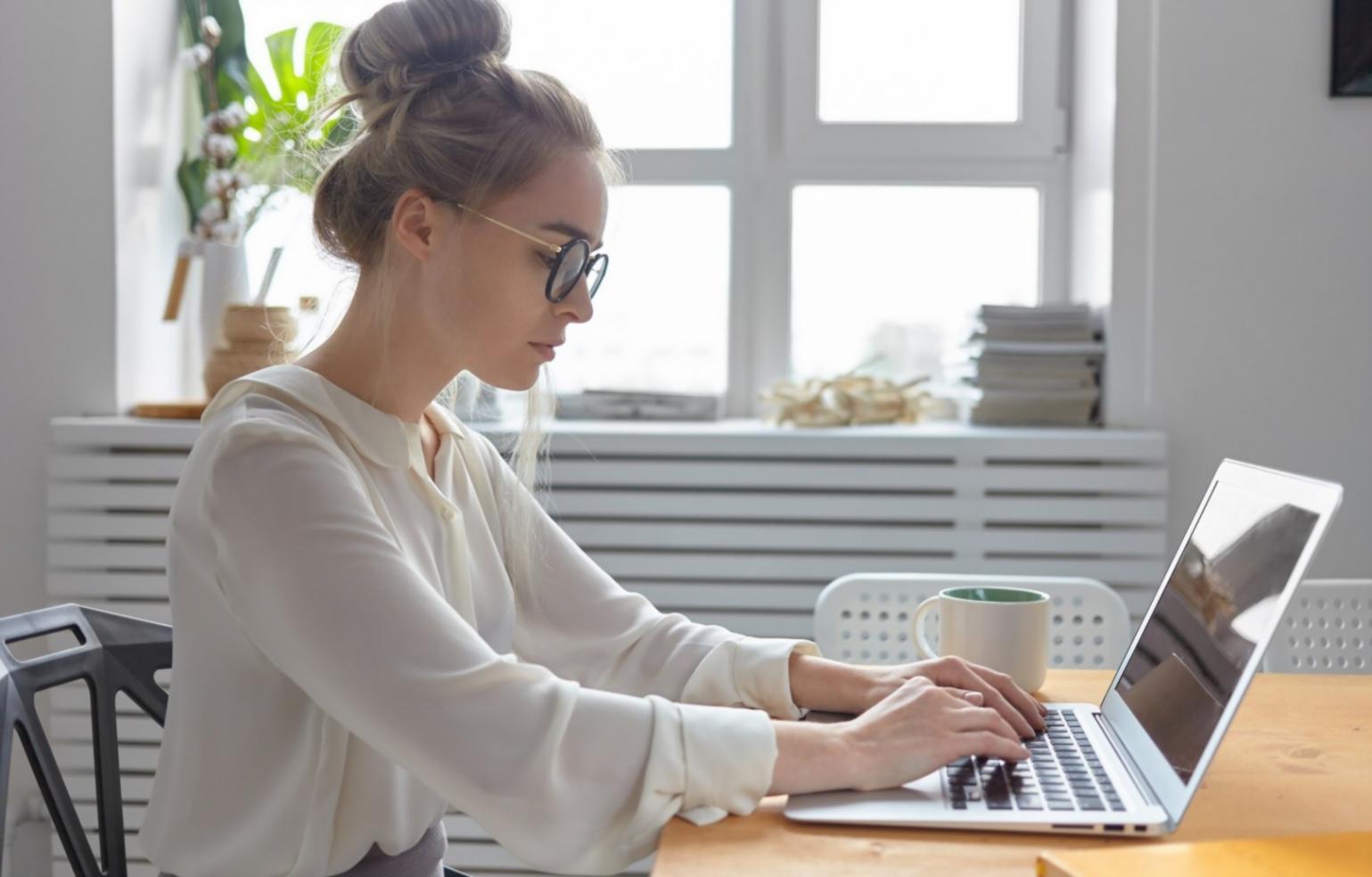 Profesionales trabajando en estrategias financieras empresariales