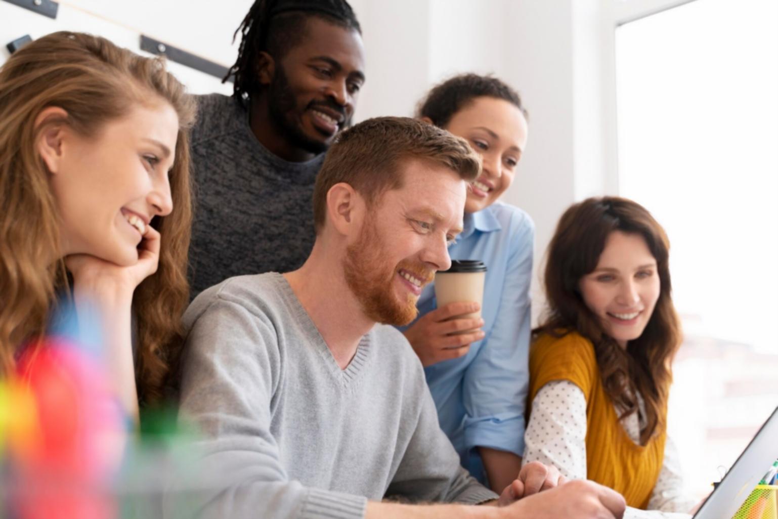 Reunión de equipo analizando métricas de crecimiento